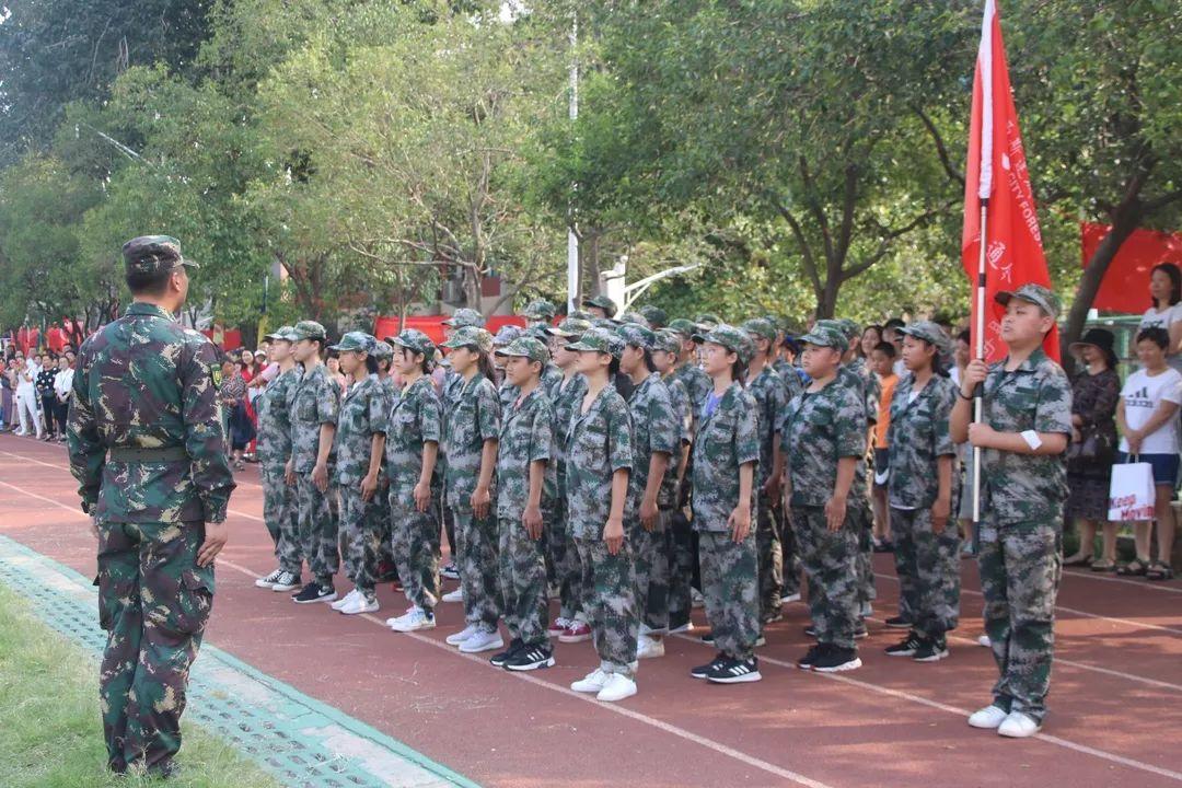 best365体育入口中文版都会森林学校盛大举行2019级新生自觉学习及军事训练闭营仪式