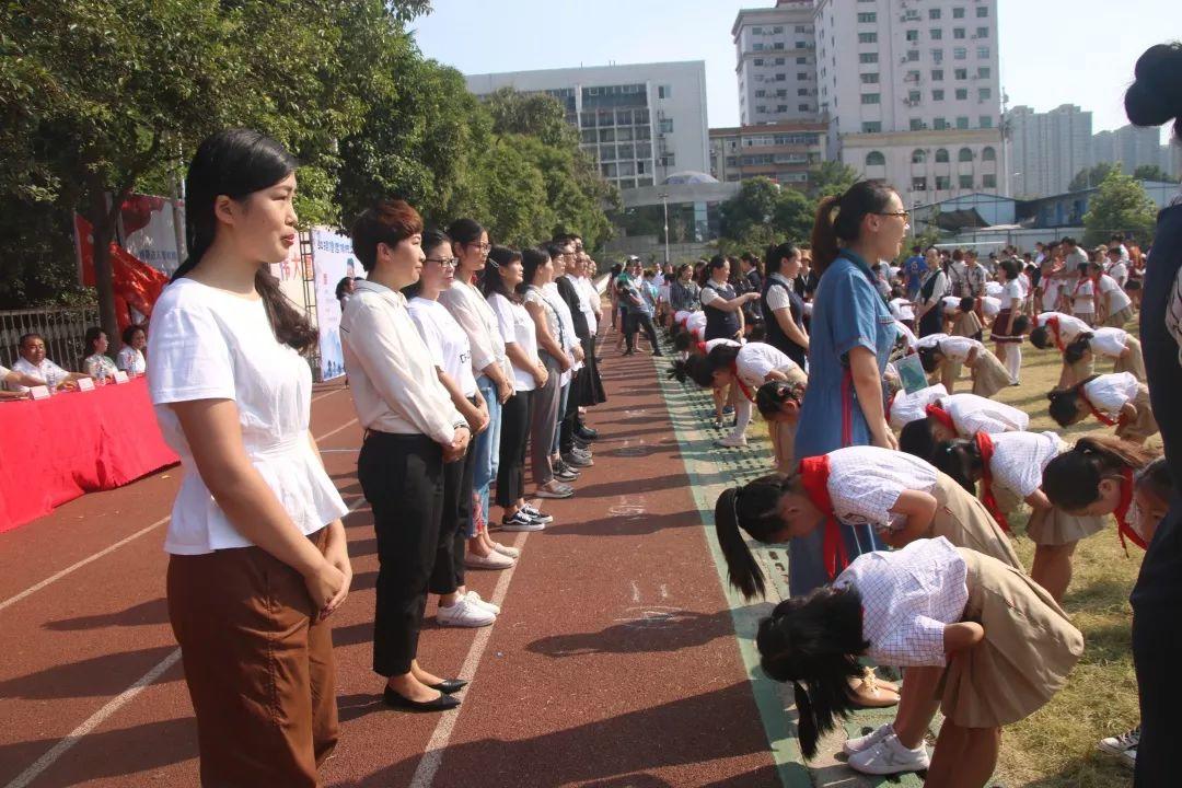 “迎民族盛会 向祖国致敬”——best365体育入口中文版都会森林学校小学部2019-2020学年第一学期开学仪式盛大举行