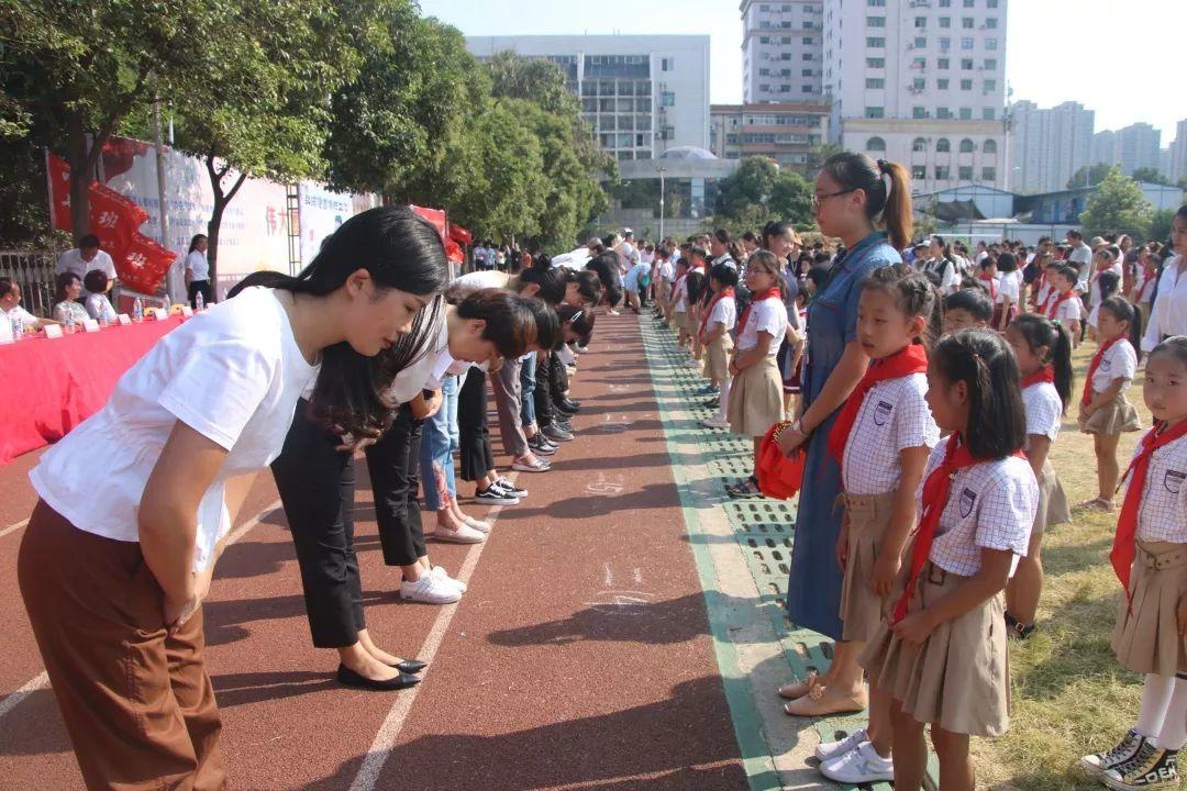 “迎民族盛会 向祖国致敬”——best365体育入口中文版都会森林学校小学部2019-2020学年第一学期开学仪式盛大举行